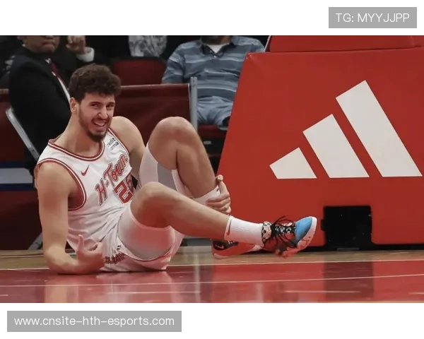 申京在罚球线附近的策应助攻已成火箭常规战术